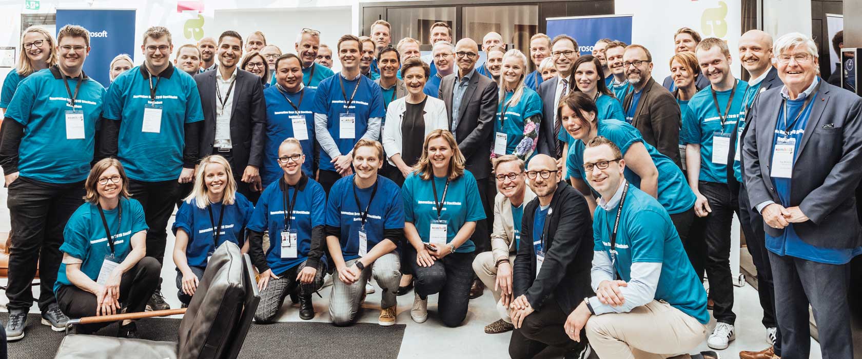 Microsofts VD Satya Nadella tillsammans med de tre teamen från Samhall Innovation days