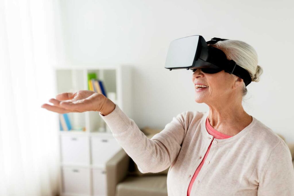 Äldre kvinna med virtual reality-glasögon på sig.