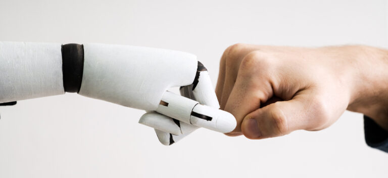 robothand och mänsklig hand som möts