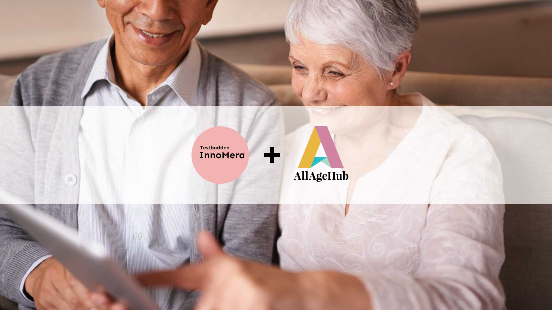 Logga för AllAgeHub och Innomera. en man och en kvinna tittar på en surfplatta tillsammans