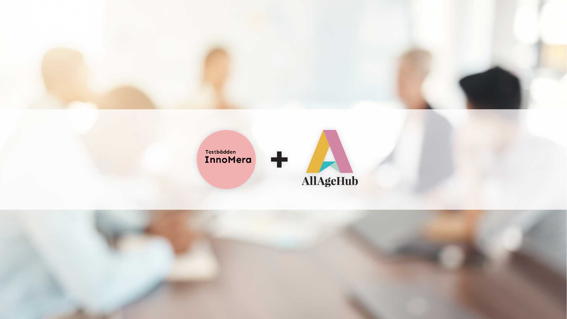 Innomera och AllAgeHub loggor, suddiga personer runt ett bord i bakgrunden.